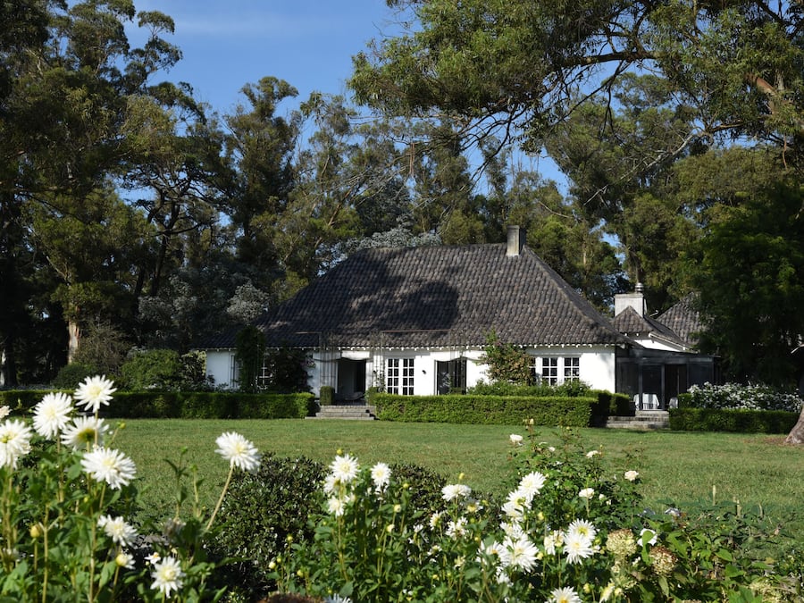 Una piscina al aire libre de temporada, sillones reclinables de piscina