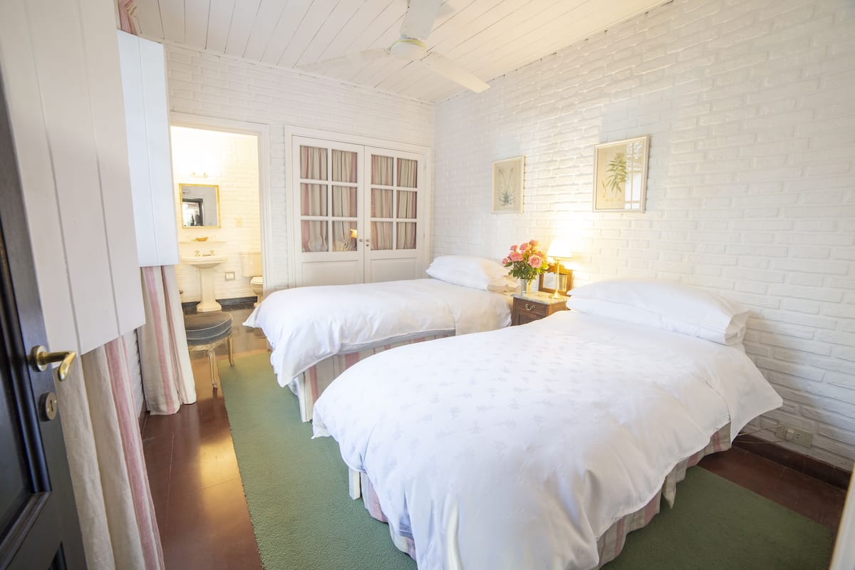 Premium bedding, in-room safe, individually decorated