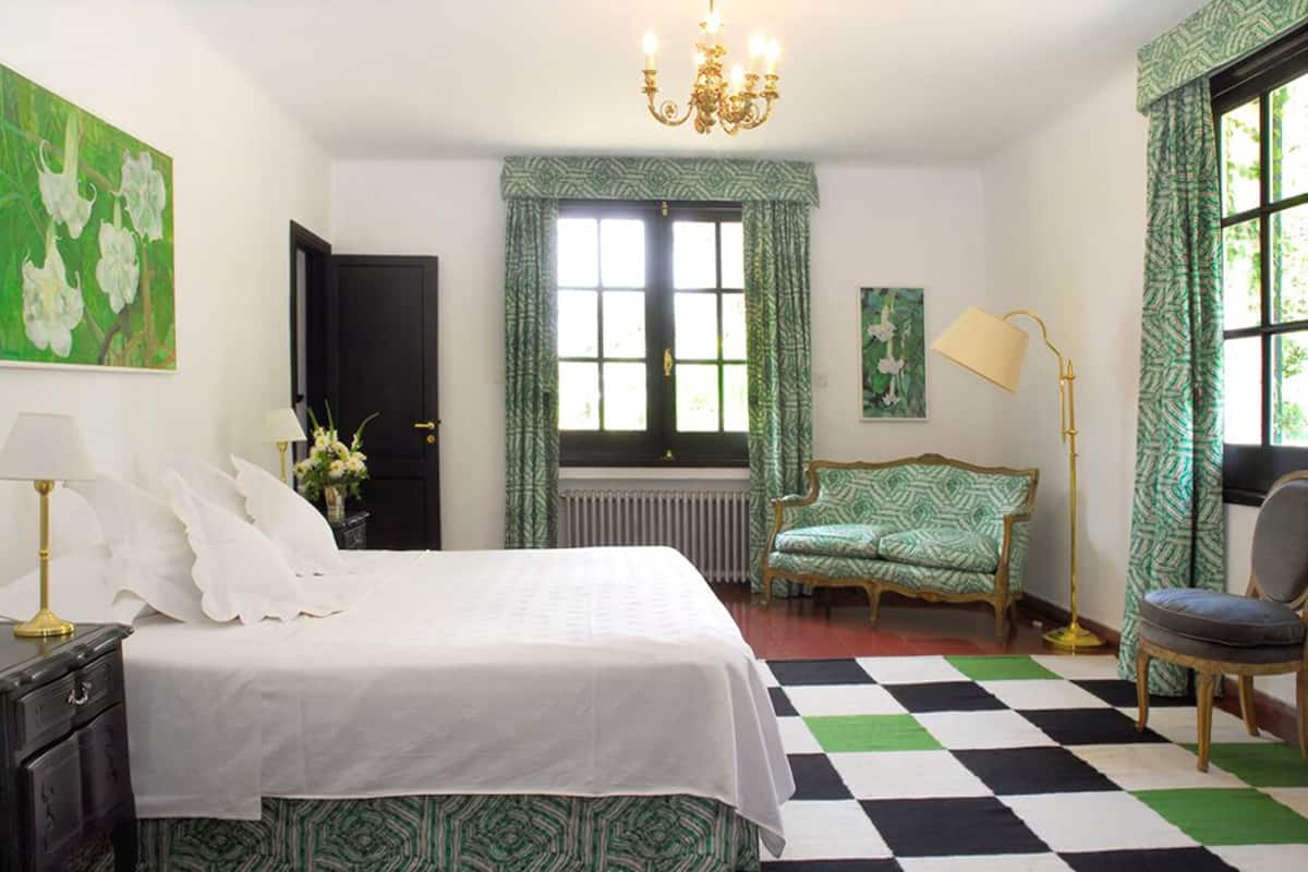 Premium bedding, in-room safe, individually decorated