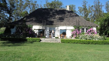Vista frontal de la propiedad