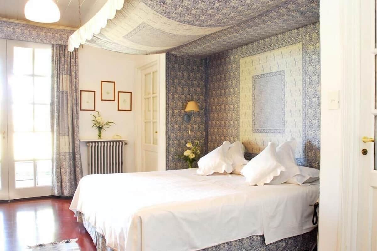 Premium bedding, in-room safe, individually decorated