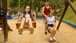 A playground with swings and sand. - Estância Solazer (Santa Isabel)