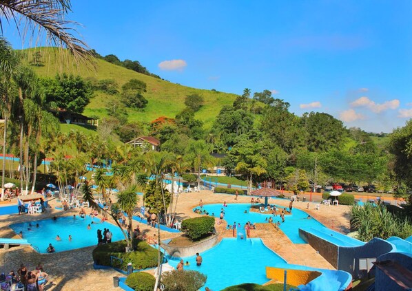 11 AuĂenpools, geöffnet von 09:00 Uhr bis 17:00 Uhr, LiegestĂŒhle