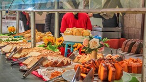A buffet with various food items and utensils. - Estância Solazer (Santa Isabel)
