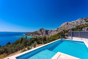 Outdoor pool, a heated pool - Villa Belvedere with heated pool, billiards,  Media room, sea views,10 pax (Omiš)