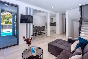 Smart TV, fireplace, video games, DVD player - Villa Belvedere with heated pool, billiards,  Media room, sea views,10 pax (Omiš)