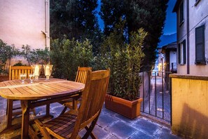 Outdoor dining - Town House with large furnished terrace (Cernobbio)