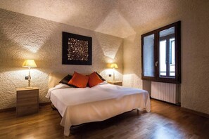 3 bedrooms, WiFi, bed sheets - Town House with large furnished terrace (Cernobbio)