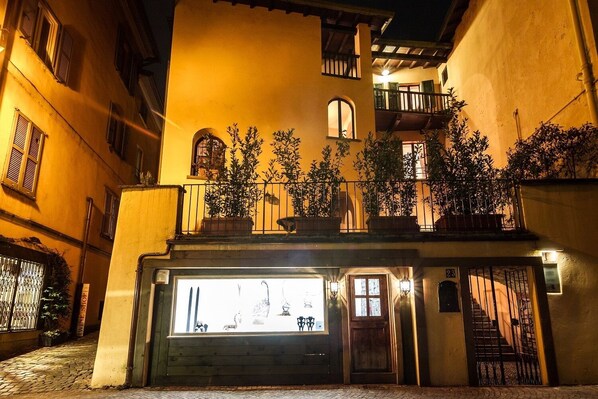 Exterior detail - Town House with large furnished terrace (Cernobbio)