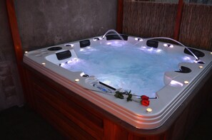 Indoor spa tub