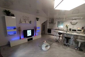 雪櫃、微波爐、焗爐、爐具