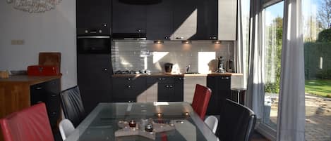 Een koelkast, een magnetron, een oven, een vaatwasser