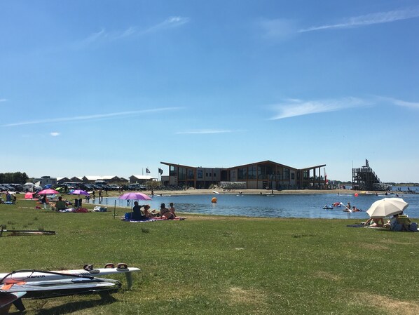 Plage à proximité, chaise longue