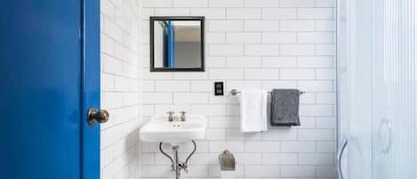 Douche, serviettes fournies, papier toilette