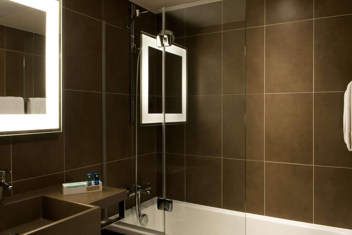 In-room safe, soundproofing, iron/ironing board, free WiFi