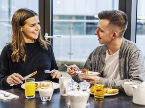 Breakfast, lunch, dinner served; local and international cuisine  - Novotel Leicester (Leicester)