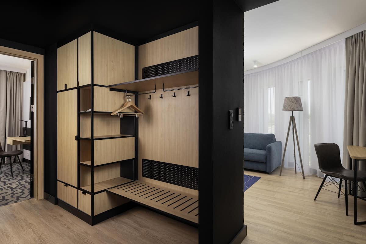 Apartment, Kitchen (Work & Relax area) | Bar mini, peti besi dalam bilik, meja, ruang kerja komputer riba