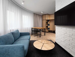 Minibar, in-room safe, desk, laptop workspace - Mercure Warszawa Ursus Station (Warsaw)
