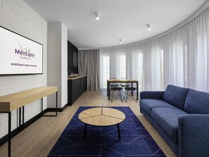 อพาร์ทเมนท์, ห้องครัว (Work & Relax area) | มินิบาร์, ตู้นิรภัยในห้องพัก, โต๊ะทำงาน, พื้นที่ทำงานแบบใช้แล็ปท็อป