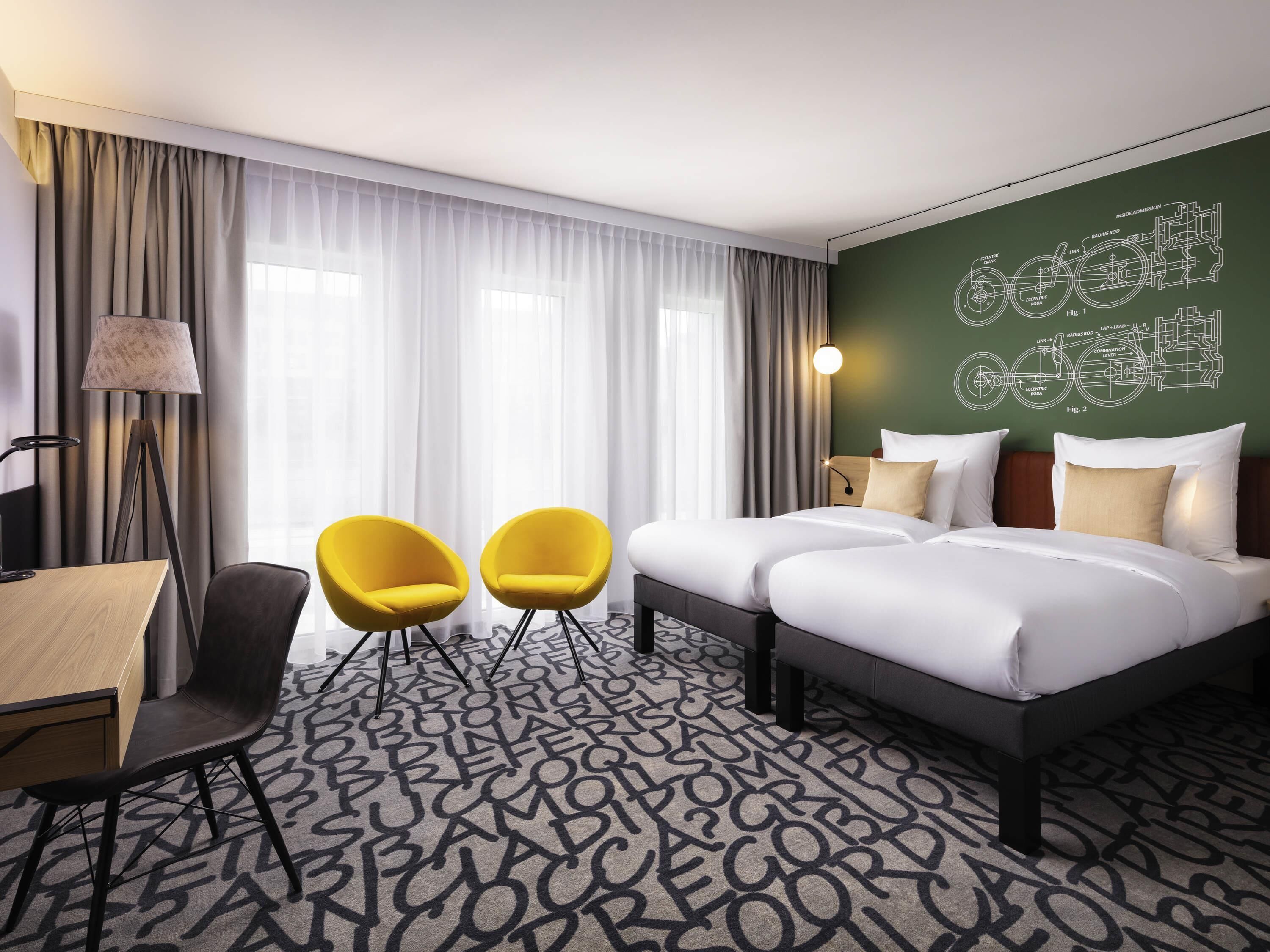 Minibar, safe på rommet, skrivebord og skrivebord for bærbar PC