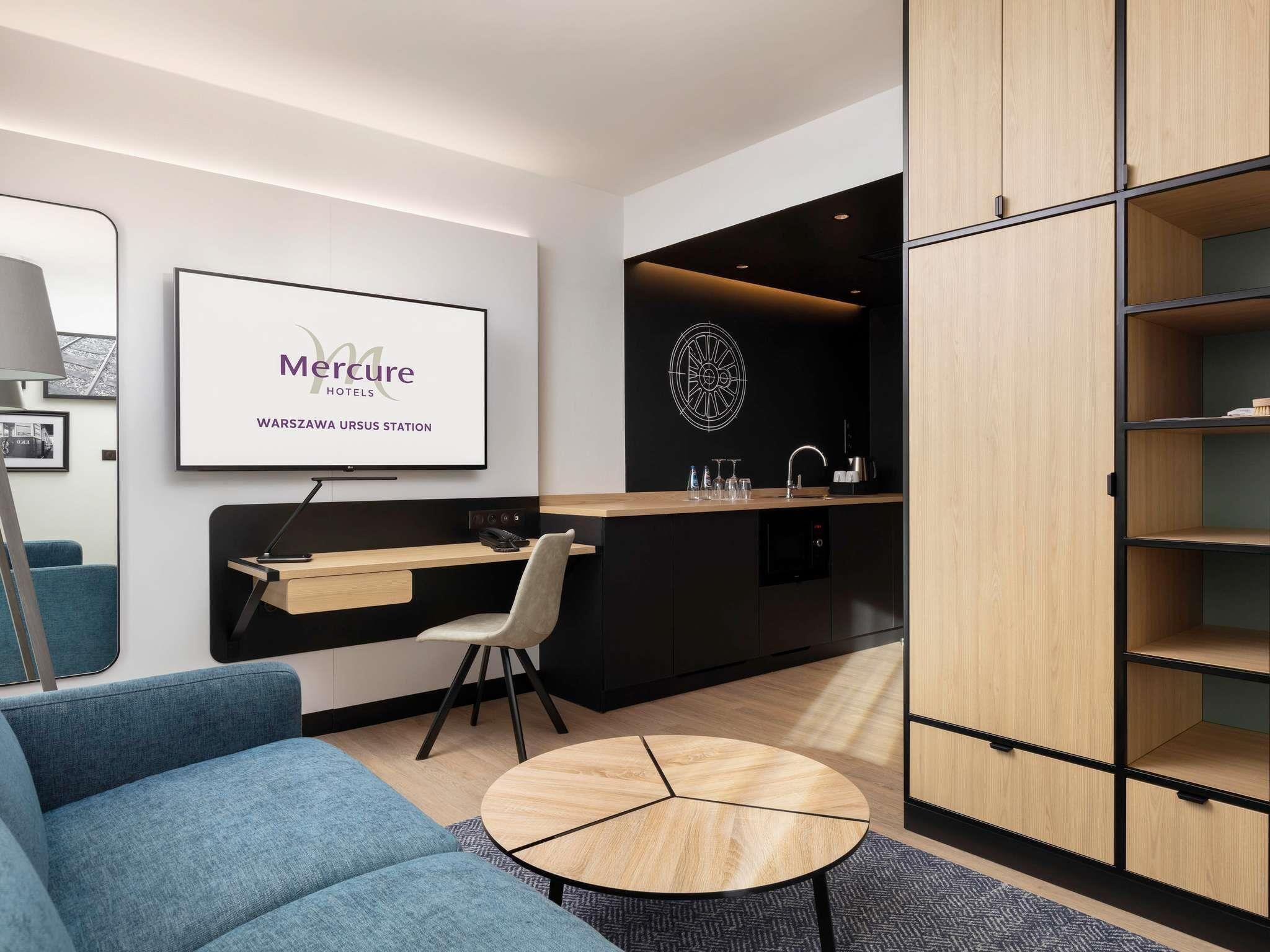 Minibar, coffres-forts dans les chambres, bureau