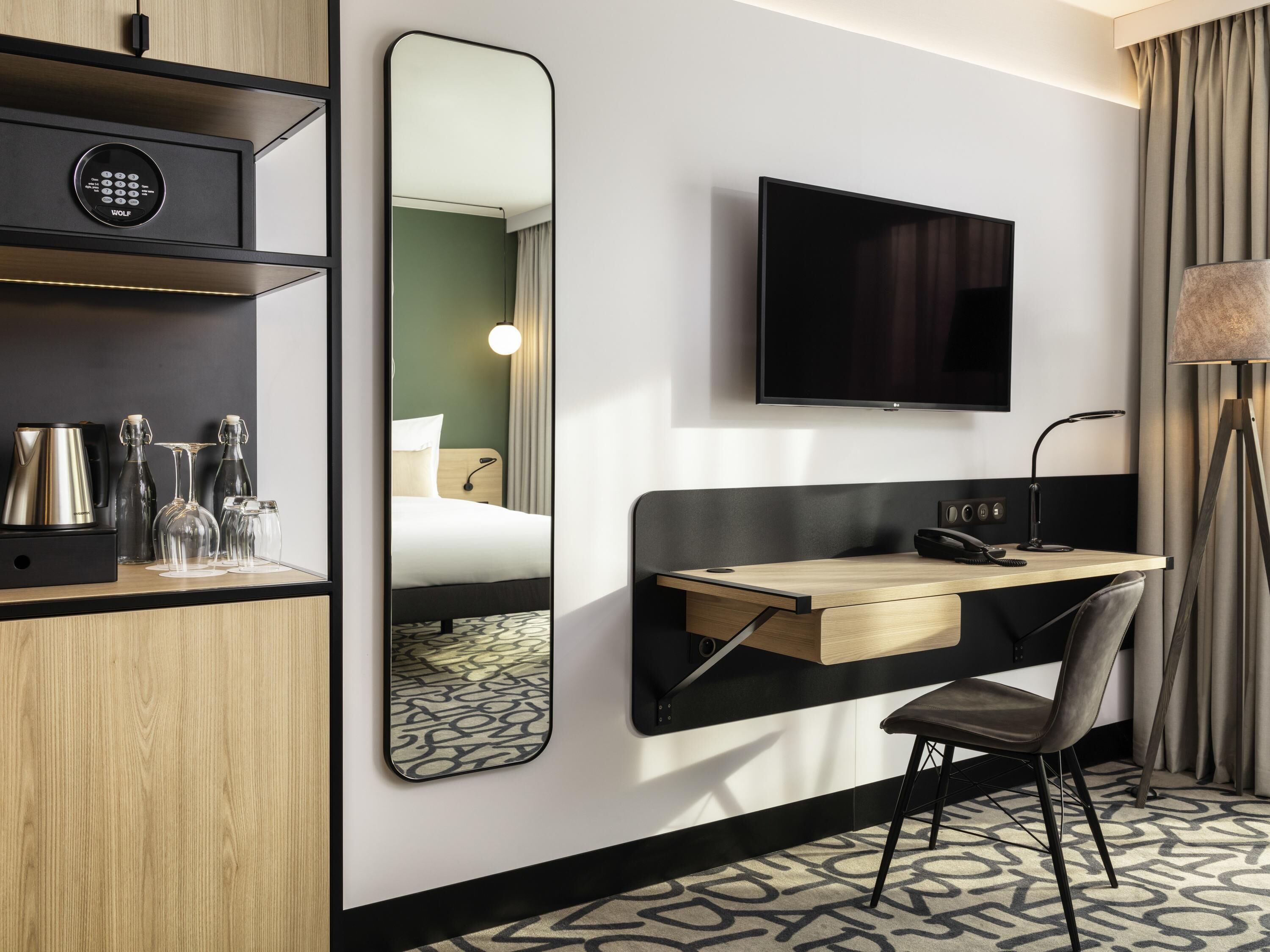 Minibar, safe på rommet, skrivebord og skrivebord for bærbar PC