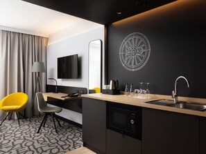 Minibar, caja de seguridad en la habitación y escritorio 