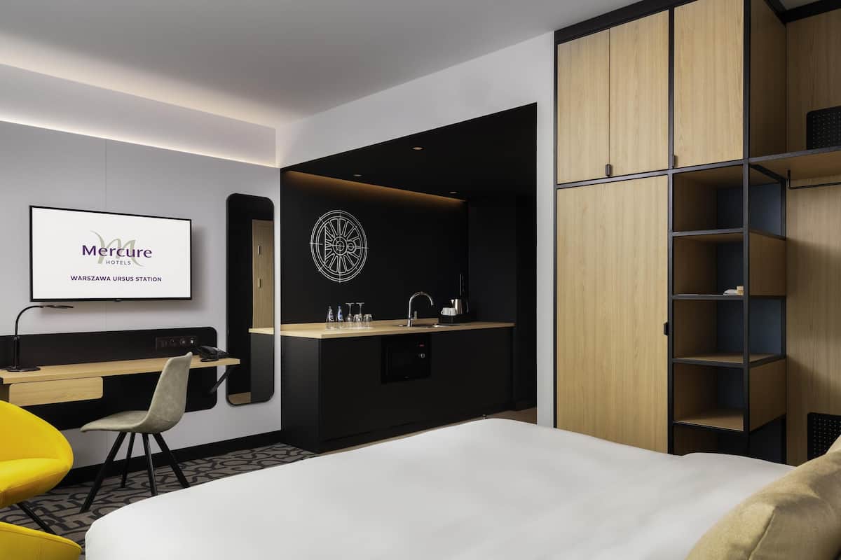 Room, 1 Queen Bed, Kitchen | Minibar, in-room safe, desk, soundproofing