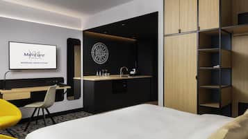 ميني بار وخزنة داخل الغرفة ومكتب ومساحة عمل للكمبيوتر المحمول