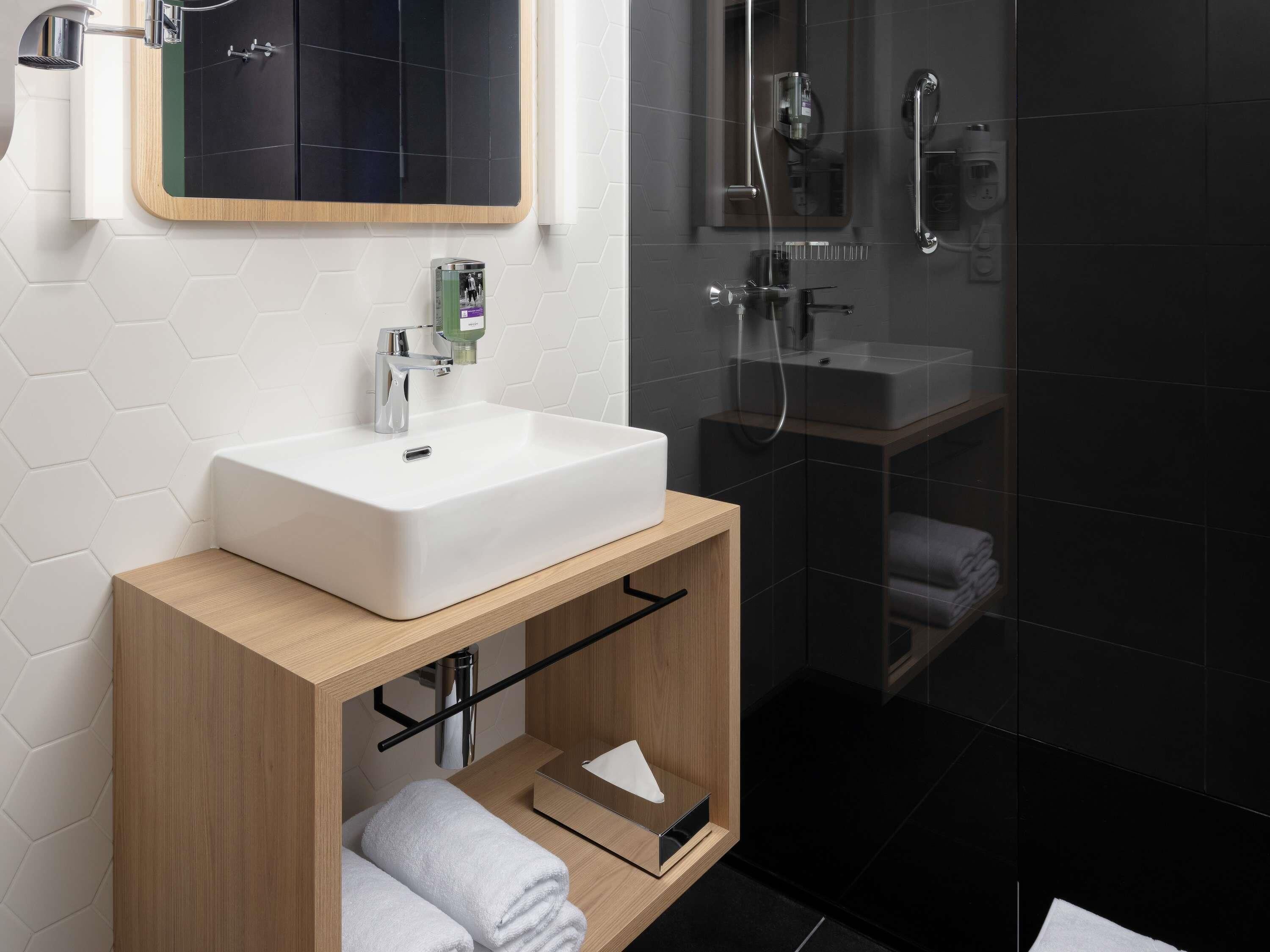 Room, 1 Katil Ratu (Queen) dengan Katil Sofa | Bar mini, peti besi dalam bilik, meja, ruang kerja komputer riba 
