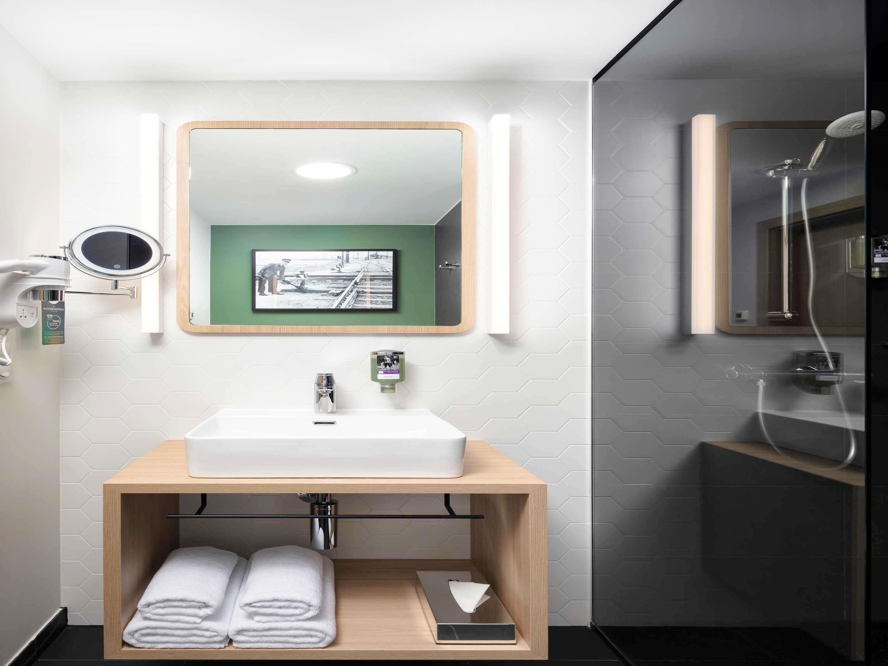 Minibar, coffres-forts dans les chambres, bureau