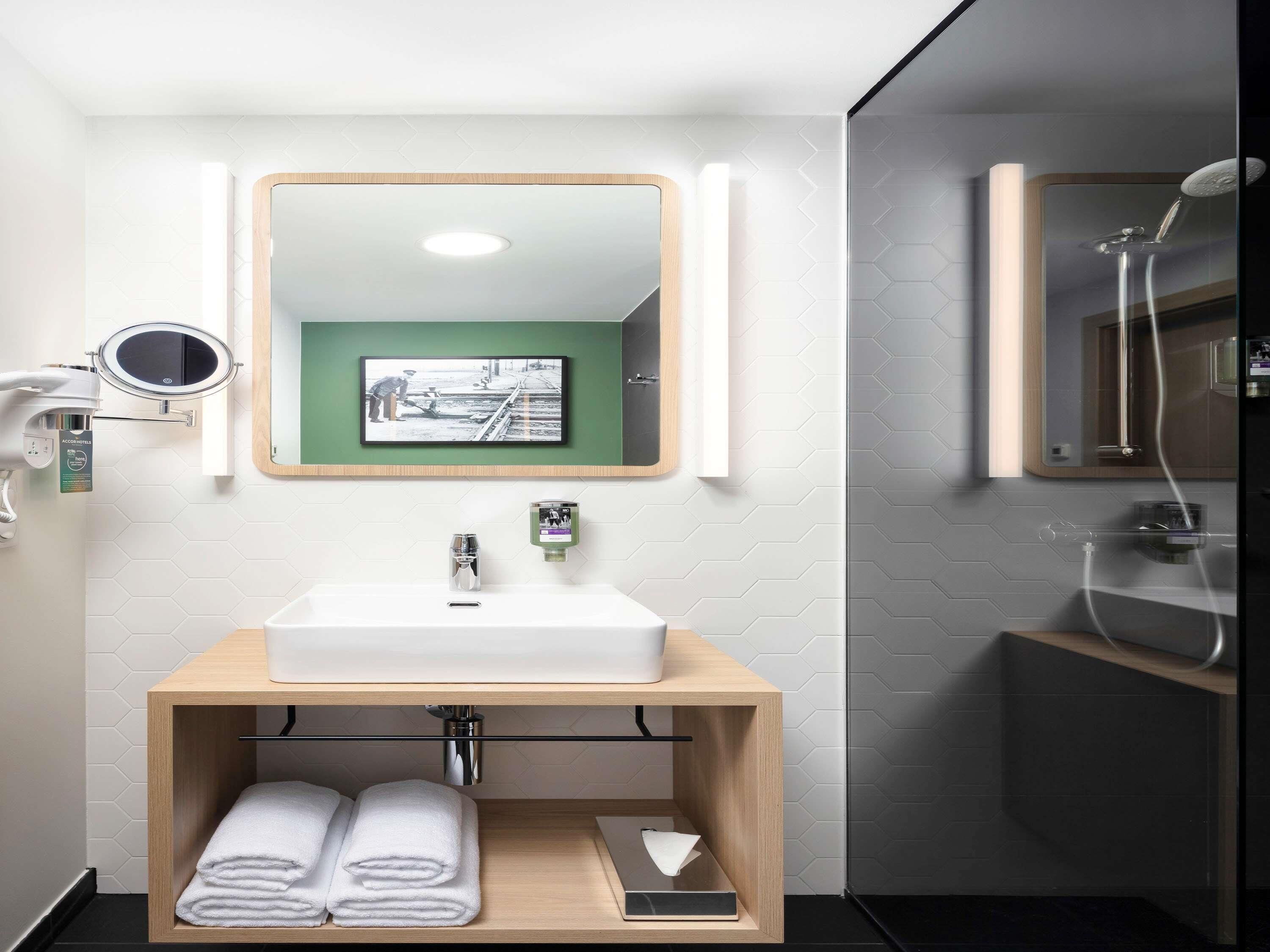 Minibar, caja de seguridad en la habitación y escritorio 