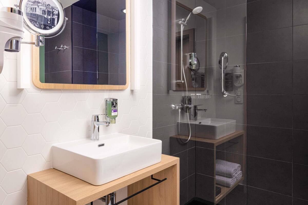 Minibar, Zimmersafe, Schreibtisch, schallisolierte Zimmer