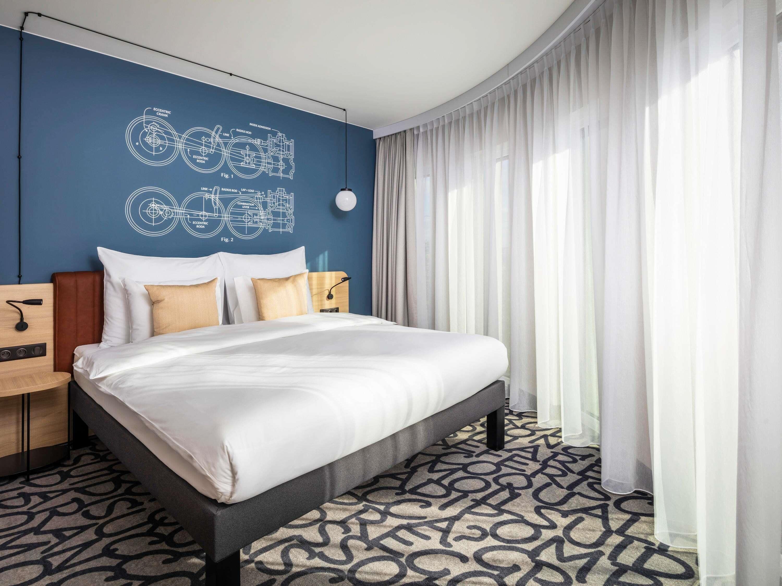 Minibar, brankas, meja kerja, dan kedap suara