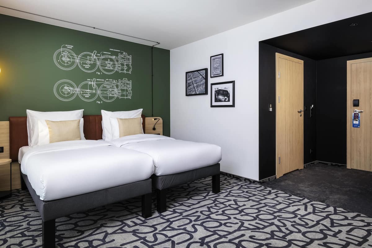 Chambre avec lits jumeaux, 2 lits une place | Minibar, coffres-forts dans les chambres, bureau