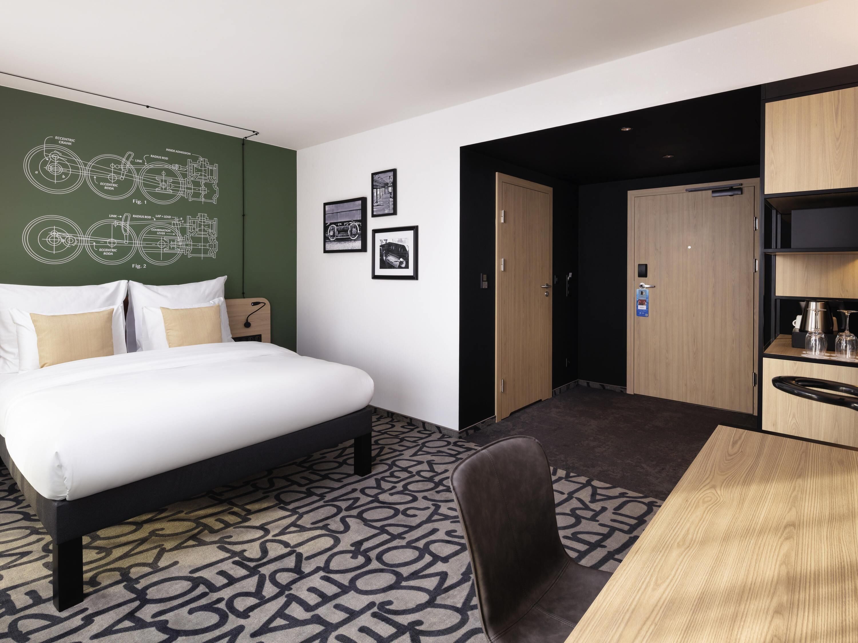 Minibar, coffres-forts dans les chambres, bureau