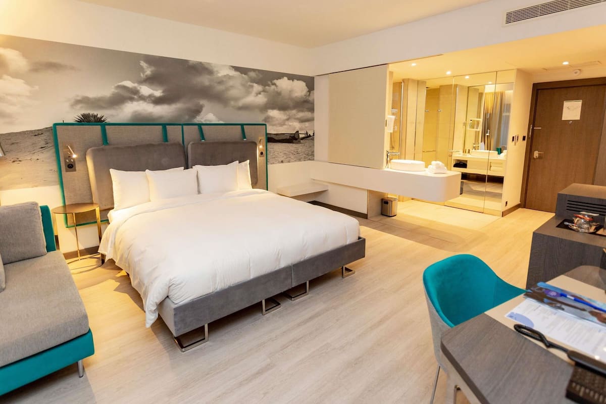 Superior Room, 1 King Bed | 1 bedroom, premium bedding, down comforters, minibar