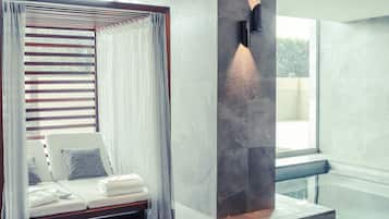 Una piscina cubierta, sombrillas