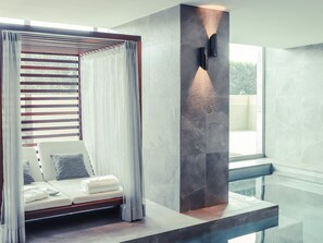 Indoor pool, pool umbrellas - Novotel Convention And Spa (Antananarivo)