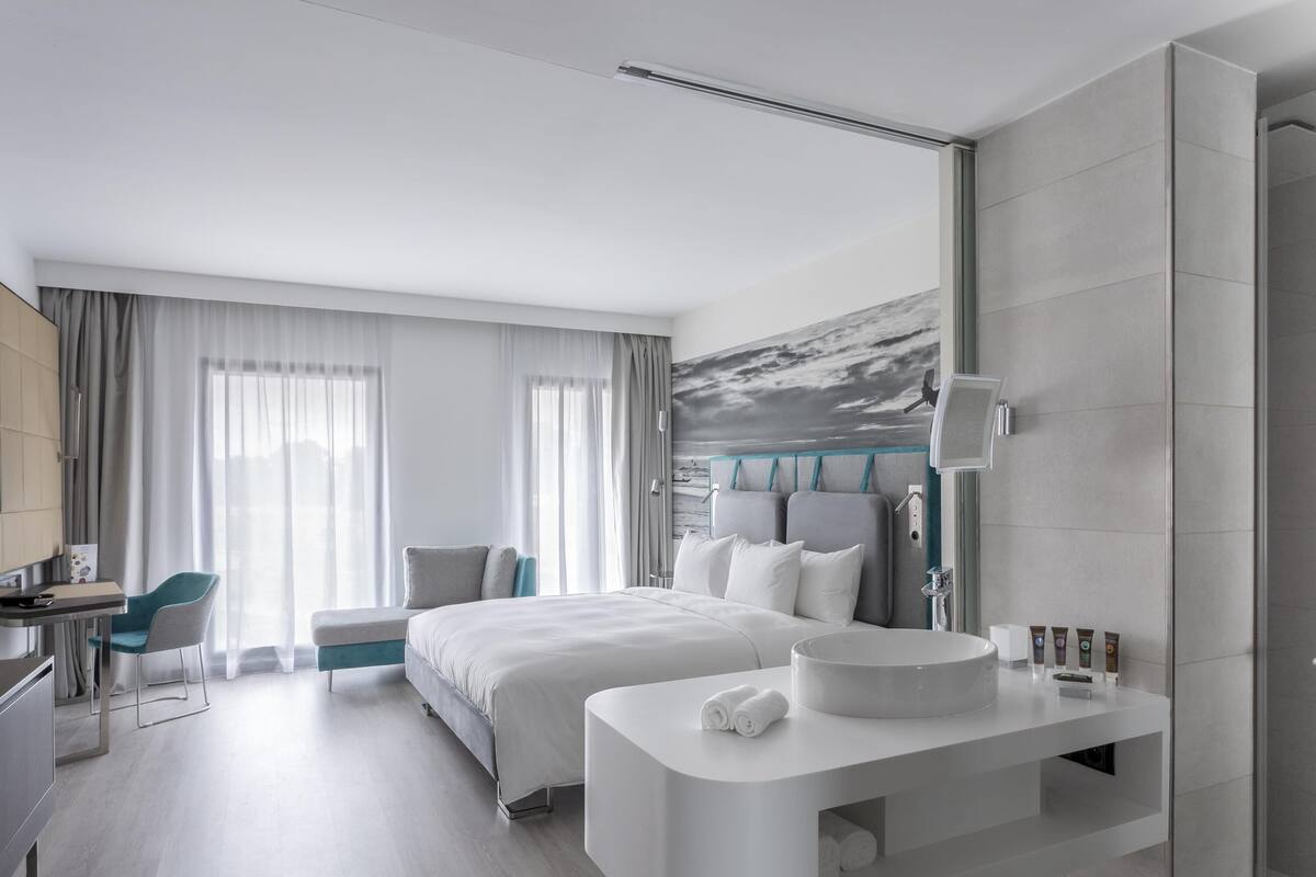 1 bedroom, premium bedding, down comforters, minibar