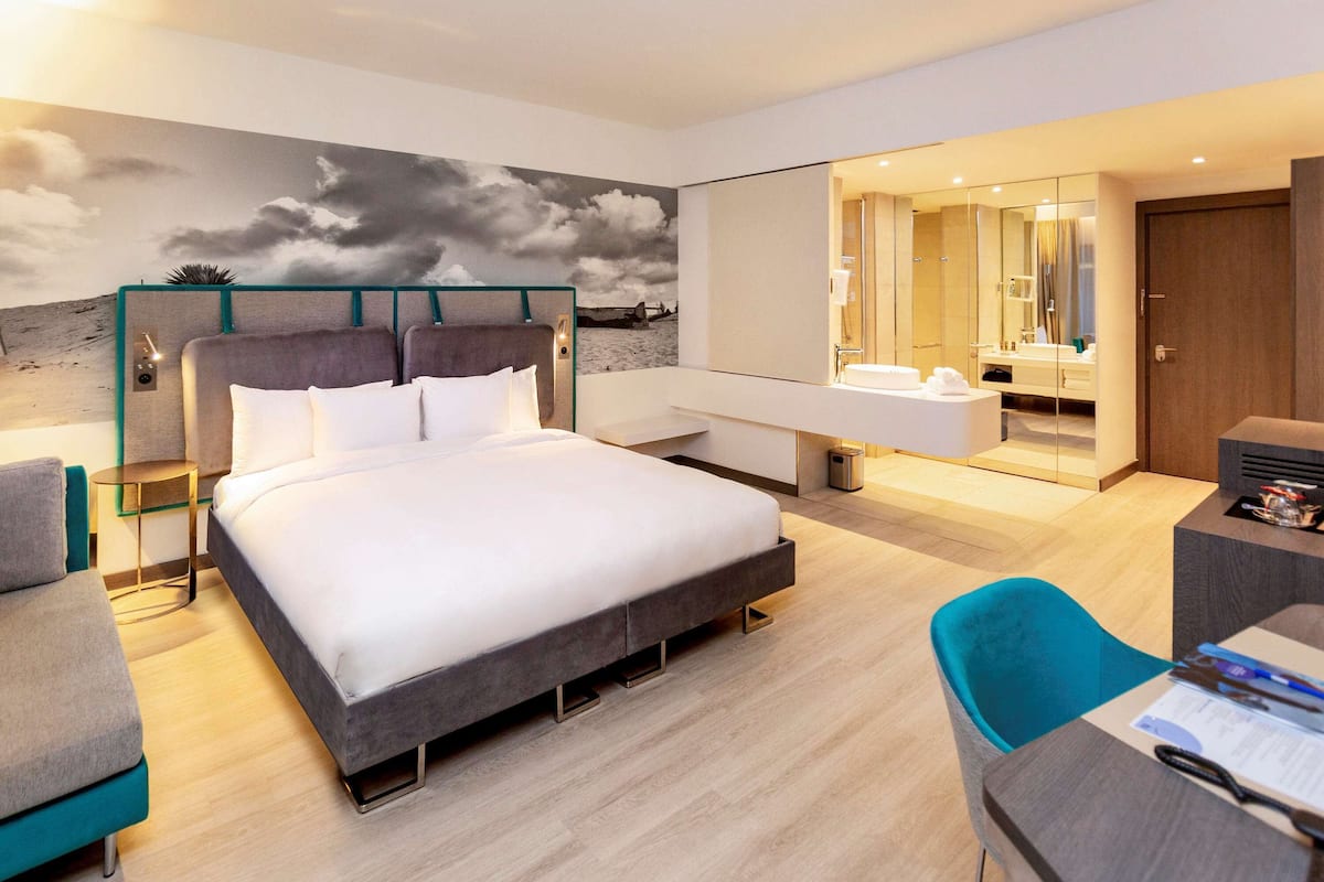 Quarto superior, 1 cama King | 1 quarto, roupas de cama premium, edredons de pluma, frigobar