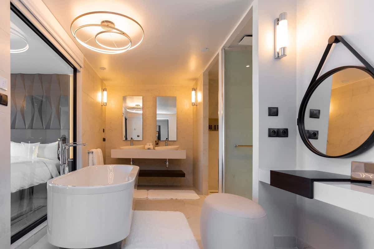 Suite presidencial, varias camas | 1 dormitorio, ropa de cama de alta calidad, edredones de plumas