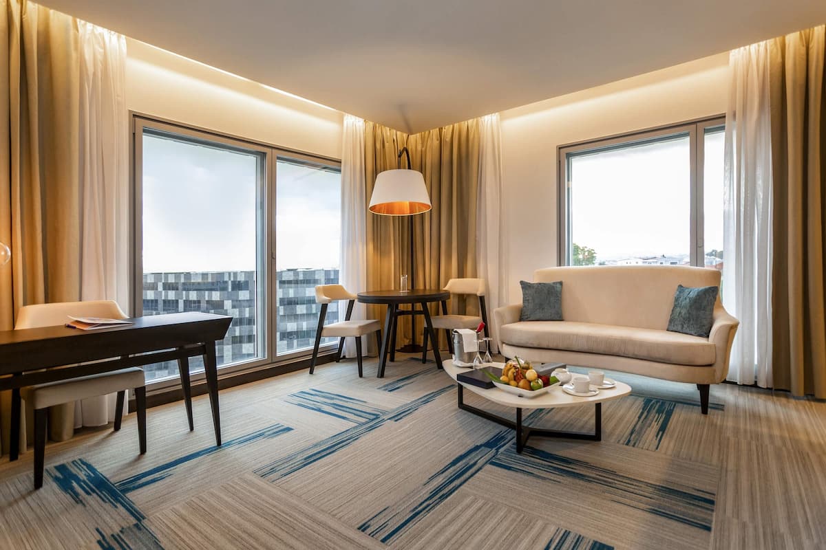 Suite – superior, 1 kingsize-seng | Sengetøy av topp kvalitet, dundyner, minibar og safe på rommet