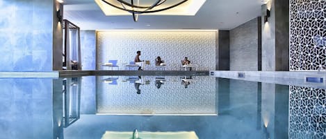 Una piscina cubierta, sombrillas