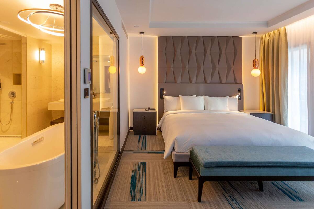 junior suite, 1 king bed | 1 bedroom, premium bedding, down duvets, minibar