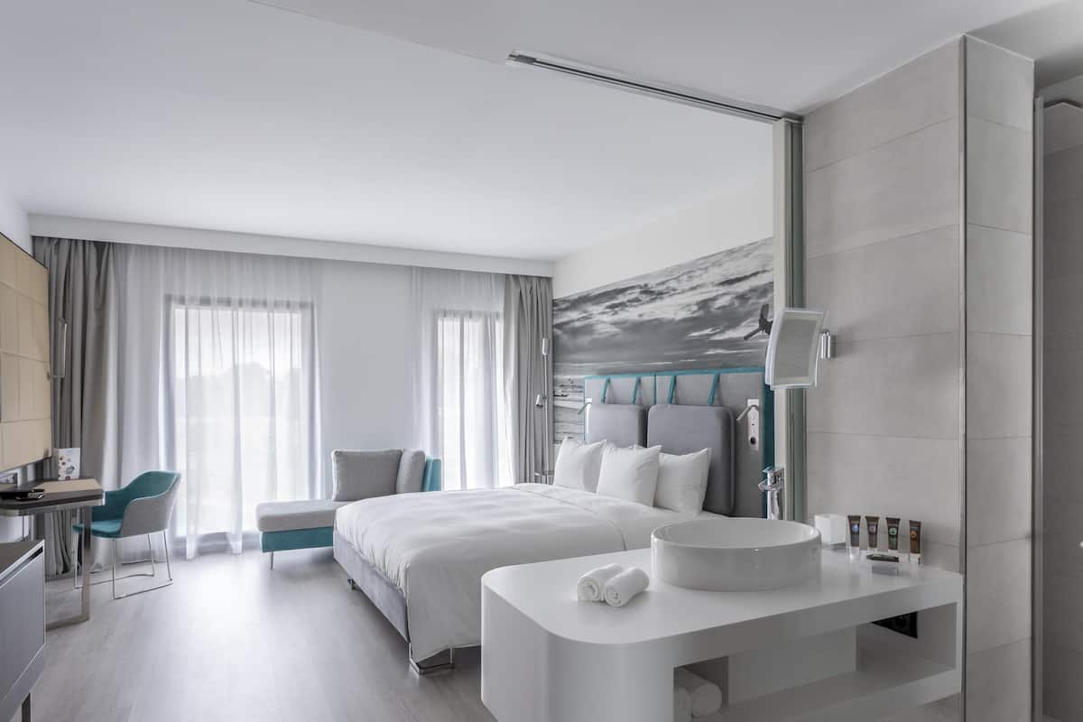 1 bedroom, premium bedding, down duvets, minibar