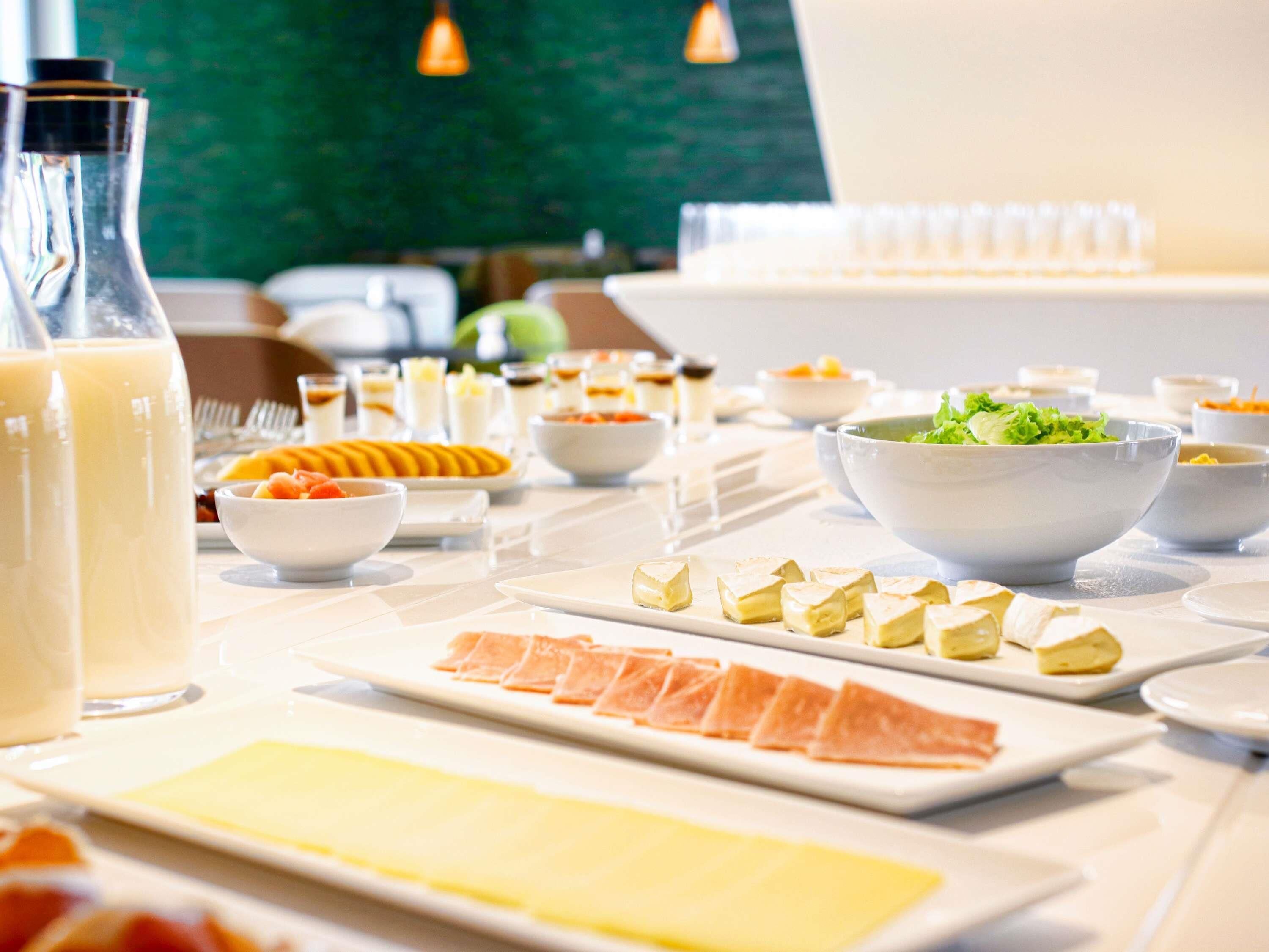 Un bufé con diversos alimentos y bebidas.