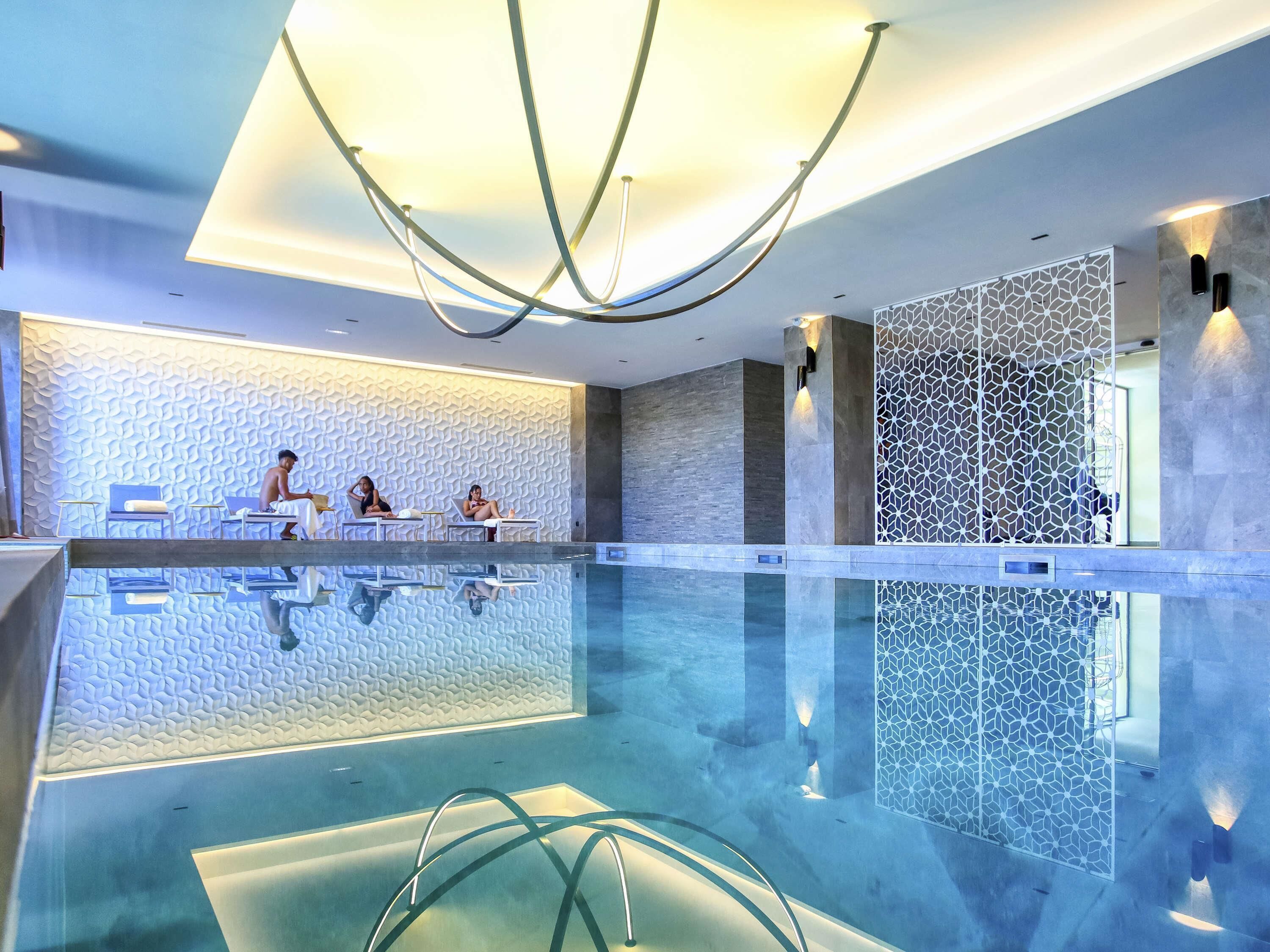 Una piscina cubierta, sombrillas