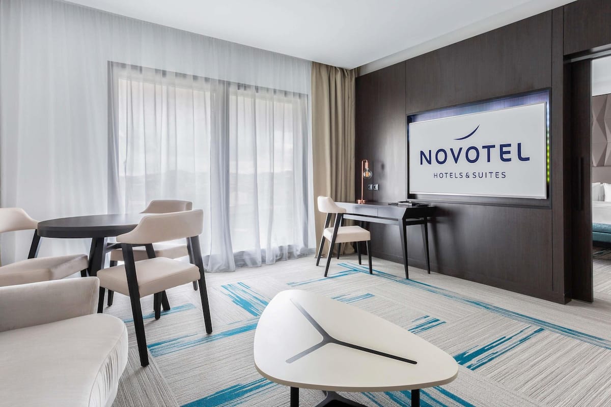 Sengetøy av topp kvalitet, dundyner, minibar og safe på rommet