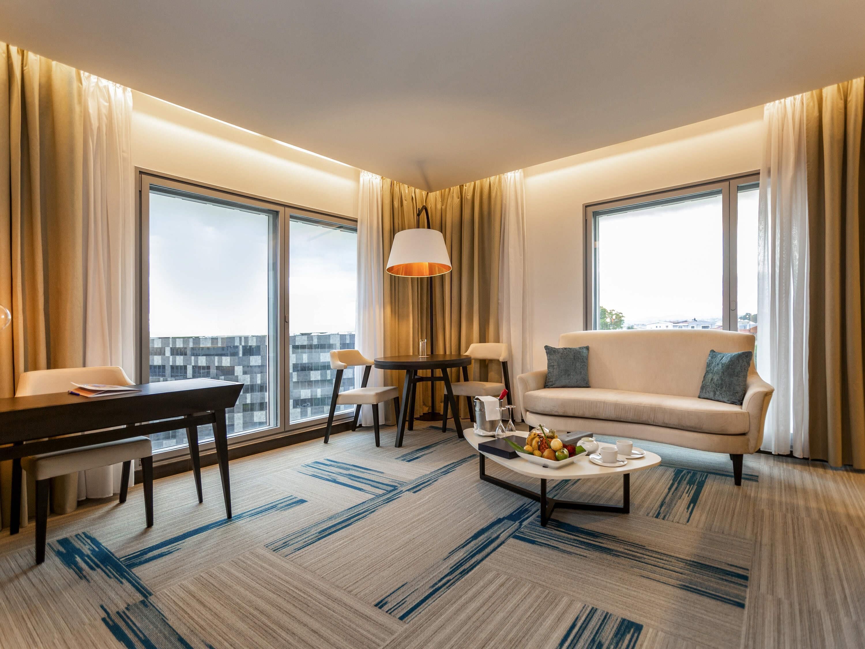 Ropa de cama de alta calidad, cubrecamas y minibar 